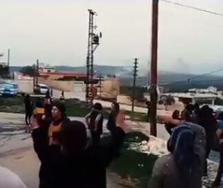 Οι Τούρκοι βομβαρδίζουν και οι Κούρδοι χορεύουν – Απίστευτη εικόνα από το Αφρίν
