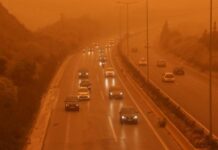 Καιρός: Παραμένει η σκόνη. Έρχονται λασποβροχές και ισχυροί άνεμοι