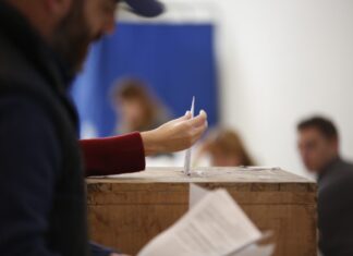 Δημοσκόπηση: “Κλείνει” κάτω από το 5% η “ψαλίδα” ΣΥΡΙΖΑ – ΝΔ