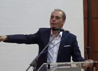 Σοβαρά επεισόδια στην Ηλιούπολη σε ομιλία του Κυριάκου Βελόπουλου – Προσπάθησαν να τον χτυπήσουν (ΒΙΝΤΕΟ)
