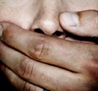 Λάρισα: "Μου έκλεψε το πορτοφόλι και με βίασε" – Σάλος από την καταγγελία νεαρού για γνωστό του.