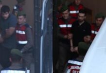 Οι δυο Ελλήνες στρατιωτικοί έξω από το δικαστήριο μετά από 56 μέρες φυλάκισης
