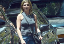Jennifer Aniston: Ο νάρθηκας στο χέρι και το … στήθος!