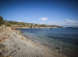 Βυθίστηκε φορτηγίδα στη Σαλαμίνα
