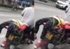 Πατέρας πηγαίνει με το ζόρι στο σχολείο την κόρη του δεμένη στο μηχανάκι