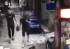 Σύζυγος περπατάει χαλαρός κρατώντας το κομμένο κεφάλι της γυναίκας του