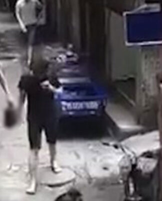 Σύζυγος περπατάει χαλαρός κρατώντας το κομμένο κεφάλι της γυναίκας του