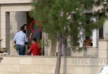 Ξανά στον τόπο του εγκλήματος – Εικόνες από την αναπαράσταση στο σπίτι του διπλού φονικού στη Λευκωσία