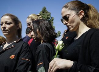 Με την στολή εργασίας τους οι εργαζόμενοι στην κηδεία του Σκλαβενίτη