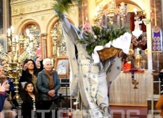Ο «ιπτάμενος» παπάς της Χίου έκλεψε πάλι την παράσταση με την έξοδο του