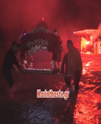 Μαγικές εικόνες στο Λουτράκι – Ο Επιτάφιος μέσα στο νερό