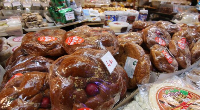 Πασχαλινά έθιμα: Τι συμβολίζουν οι λαμπάδες και το τσουρέκι