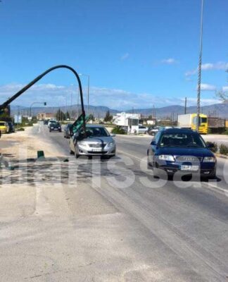 Τρόμος στη Λάρισα: Έπεσε το φανάρι πάνω στο αυτοκίνητό τους