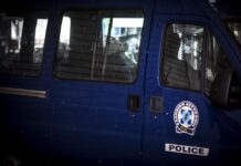 Βανάκι εμβόλισε όχημα της αστυνομίας κατά τη διάρκεια καταδίωξης