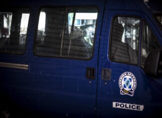 Βανάκι εμβόλισε όχημα της αστυνομίας κατά τη διάρκεια καταδίωξης