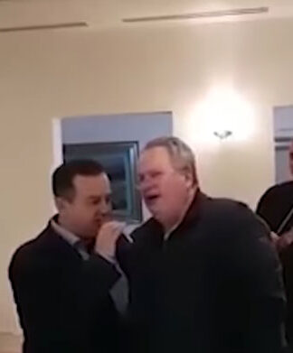 Ο Σέρβος υπεξ τραγουδάει στον Κοτζιά "Μη μου θυμώνεις μάτια μου" και σπάει και πιάτα.