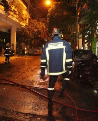 Συναγερμός στην Βαρυμπόμπη. Το καμένο αυτοκίνητο και το ATM που έγινε στόχος