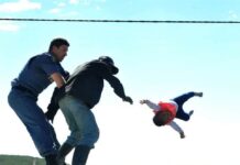 Αδιανόητο. Πέταξε την 6 μηνών κορούλα του από τη στέγη του σπιτιού