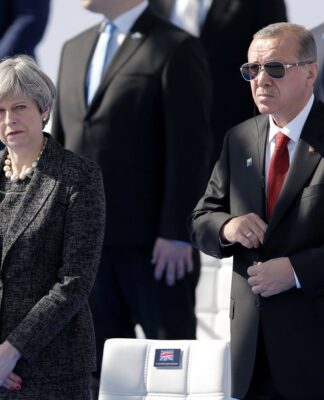 Τηλεφωνική επικοινωνία Μέι – Ερντογάν μετά τους βομβαρδισμούς στην Συρία.