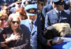 Η χήρα του ήρωα σμηναγού Μπαλταδώρου ψάλλει πάνω από το φέρετρο τον Εθνικό Ύμνο