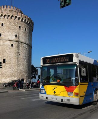 Θεσσαλονίκη: Τέσσερις τραυματίες σε σύγκρουση ΙΧ με λεωφορείο – Το «έσκασε» ο οδηγός του αυτοκινήτου.
