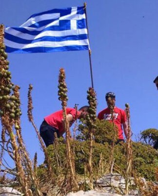 Ελληνόπουλα ύψωσαν την γαλανόλευκη στη βραχονησίδα «Μικρός Ανθρωποφάς»