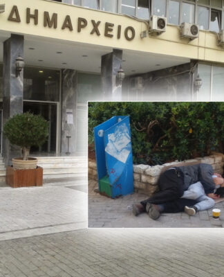 ΕΙΚΟΝΕΣ ΣΟΚ: Κοιμάται με το παιδί του κατάχαμα μπροστά στο Δημαρχείο Πειραιά!