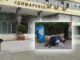 ΕΙΚΟΝΕΣ ΣΟΚ: Κοιμάται με το παιδί του κατάχαμα μπροστά στο Δημαρχείο Πειραιά!