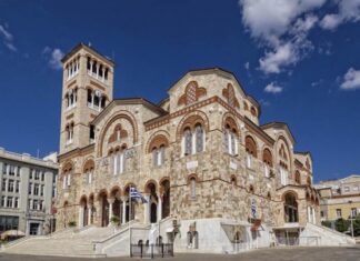 Πανηγυρίζει η Αγία Τριάδα, η Μητρόπολη του Πειραιά!