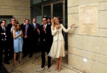 Ιερουσαλήμ: Η Ιβάνκα Τραμπ έκανε τα αποκαλυπτήρια με… σαρδάμ.