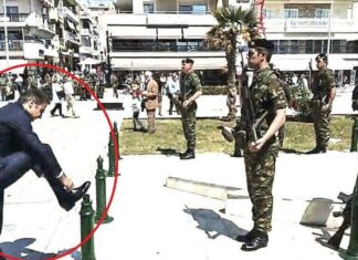 Ο Μητσοτάκης έδεσε τα κορδόνια του μπροστά σε άγημα που στεκόταν προσοχή