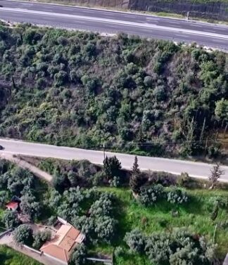 Εθνική Αθηνών – Πατρών: Η μυστική παραλία που γνωρίζουν ελάχιστοι – Βουτιές σε κρυστάλλινα νερά