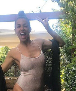 «Ρίχνει» το Instagram η Χατζίδου! Δείτε την να ποζάρει με ολόσωμο μαγιό