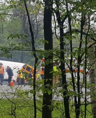 Σύγκρουση σχολικού λεωφορείου με απορριμματοφόρο – 2 τραυματίες
