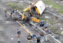 Εικόνες σοκ: Σχολικό λεωφορείο συγκρούστηκε με σκουπιδιάρικο κι "έσπασε" στα δυο