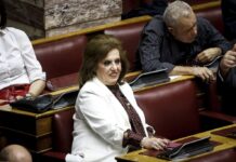 Σε ρόλο σερίφη η Μεγαλοοικονόμου. Πρωτοφανές επεισόδιο με δημοσιογράφο στο καφενείο της Βουλής – Τον χτύπησε με τσάντα και κινητό