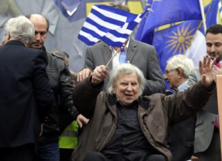 Λάβρος Μίκης Θεοδωράκης για το Σκοπιανό: Υποχώρηση στο όνομα είναι πράξη εθνικής μειοδοσίας – Ζητά δημοψήφισμα