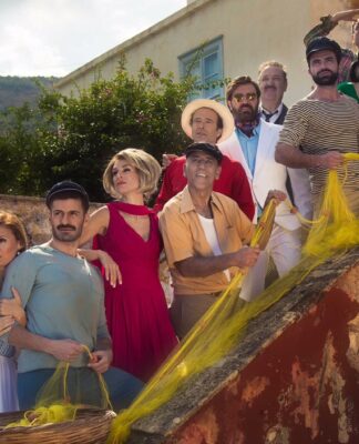 Οι «Γοργόνες και Μάγκες» με το Γιάννη Πλούταρχο και ένα μεγάλο θίασο σε καλοκαιρινη περιοδεία