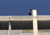 Συγκλονιστικό βίντεο. Αστυνομικός πιάνει στον αέρα άνδρα πριν πέσει στο κενό.