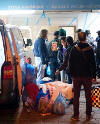 Υπέροχοι άνθρωποι. Φορτηγάκι – πλυντήριο γυρνάει την Αθήνα και καθαρίζει τα ρούχα των αστέγων δωρεάν