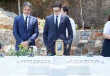 Όταν ο Κυριάκος Μητσοτάκης άφησε ένα λουλούδι στον τάφο του πατέρα του