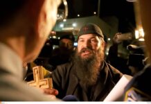 Λάρισα: Άγριο ξύλο ανάμεσα σε αναρχικούς και οπαδούς του «πατέρα Κλεομένη».