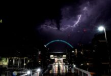 Λονδίνο: Χαμός στο αεροδρόμιο Στάνστεντ. 15.000 κεραυνοί σε 4 ώρες