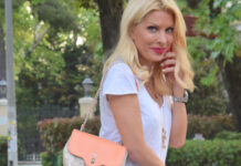 Η Ελένη Μενεγάκη φωτογράφισε την κόρη της στην παραλία στα Άχλα