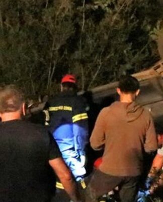 Λαμία: Τα αυτοκίνητα έφυγαν στον γκρεμό – Αποκαλυπτικές εικόνες και δραματικές διασώσεις στο σημείο