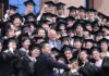 Κινέζοι φοιτητές στριμώχνονται για μια selfie με τον Παπανδρέου