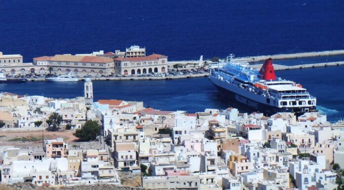 Σύρος: Ο καπετάνιος του "Νήσος Σάμος" βρήκε τη λύση – Οι εικόνες με τη μανούβρα του πλοίου στο λιμάνι