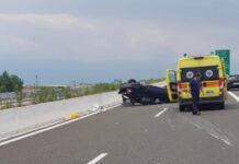 Του έσκασε το λάστιχο εν κινήσει και τούμπαρε το αυτοκίνητο.