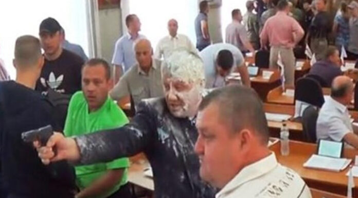 Πολιτικός πυροβόλησε μέσα στο δημοτικό συμβούλιο νεοναζί.