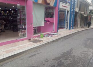 Αγρίνιο: Εισβολή αυτοκινήτου σε κατάστημα – Πάγωσαν οι υπεύθυνοι και οι πελάτες στην είσοδο